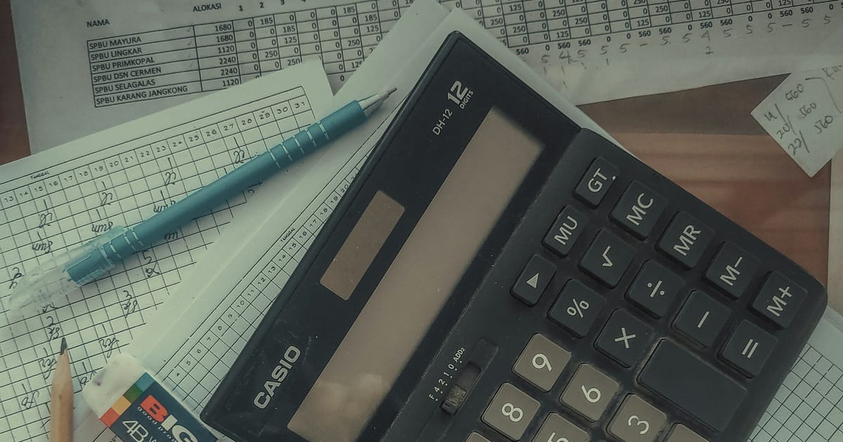 Una calculadora sobre hojas de papel cuadriculado con cuentas.