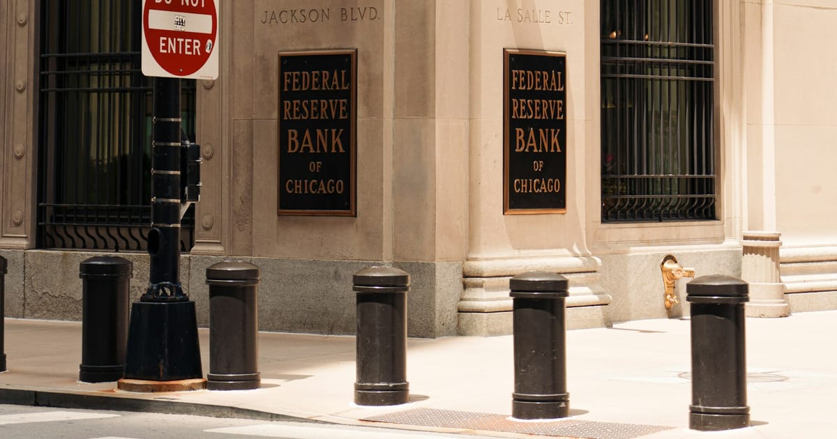 La fachada de la sede del Banco de la Reserva Federal de Chicago.